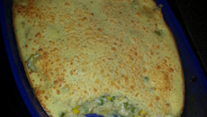 Torta cremosa de frango com legumes