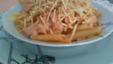 Penne ao molho de estrogonofe de frango com batata palha