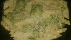 Macarrão ao molho branco com brócolis