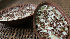 Meio ovo de chocolate com recheio de colher