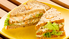 Sanduíche com queijo e peito de perú