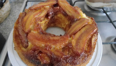 Bolo de laranja com banana caramelada