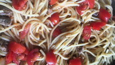 Espaguete com mignon ao molho de tomate