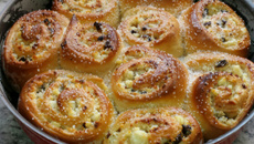 Pão doce recheado com ricota e uvas passas