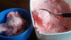 Sorvete de morango com gelatina