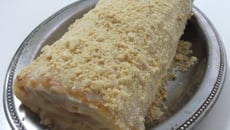 Rocambole de doce de leite com amendoim