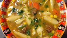 Sopa de legumes com músculo e massinha