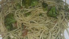 Espaguete com brócolis e bacon