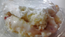 Bolo pavê de chocolate branco com morango