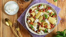 Macarrão com molho de tomate, ervilhas e burrata