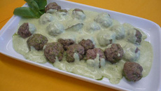 Almôndega com molho de agrião e pimenta rosa