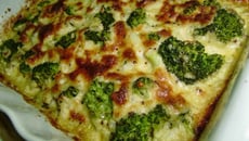 Peito de frango gratinado com brócolis