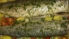 Corvina ao forno com batata e tomate