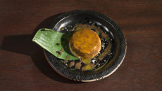 Pudim de mandioca, cajá e castanha com calda de formiga e creme de caramelo