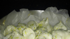 Suspiro com raspinhas de limão