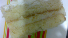 Bolo com creme de coco e chantilly