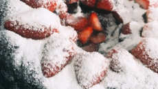 Bolo gelado de leite em pó com morango