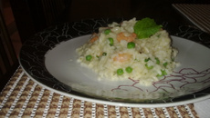 Risoto de camarão com ervilhas frescas
