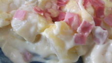 Batata gratinada com molho de queijo e presunto