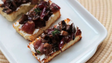 Bruschetta de cogumelos e uva