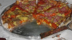 Pizza em forno à lenha