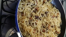 Macarrão ao bacon e carne de boi