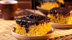 Bolo de cenoura com cobertura de chocolate