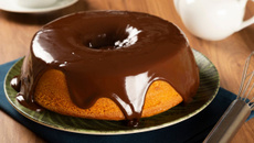 Bolo de cenoura com calda de nutella