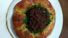 Coroa de camembert com linguiça