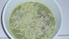 Sopa cremosa de brócolis com bacon