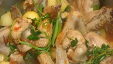 Frango com agrião e batata salsa