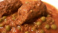 Bife a rolê com molho de ervilha