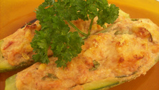 Abobrinha recheada com atum