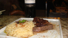 spaghetti alho e oleo e entrecot doce com mirtilo