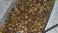 Salada da sorte com grão de bico e lentilha