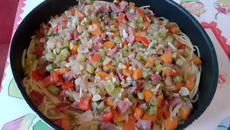 Espaguete com legumes e linguiça