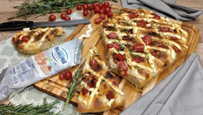 Focaccia de cream cheese e tomates confit