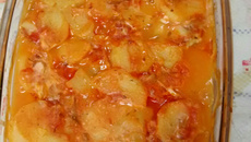 Peixe com batatas e legumes ao molho