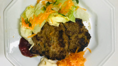 Hambúrguer tenro com legumes