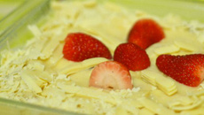 Pavê de morango com cobertura de chocolate branco