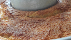 Bolo de fubá com raspas de limão siciliano