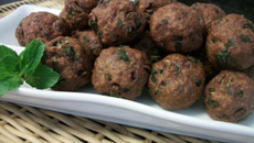 Bolinho de carne moída com hortelã