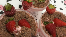 Mousse de morango Com Raspas de Chocolate 