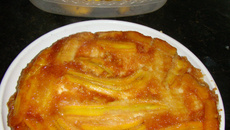 Bolo invertido de banana caramelada de liquidificador