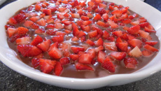 Brigadeiro bicolor com morangos