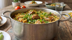 Arroz de costelinha suína cremoso com ervilha muito temperado e saboroso