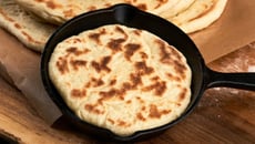 Pãozinho de frigideira de 2 ingredientes com apenas farinha e água