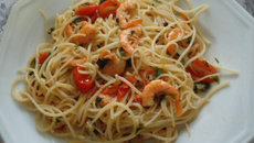 Macarrão com camarões, tomatinhos e manjericão