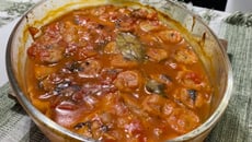 Filé de peixe com banana ao molho de tomate