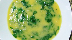 Sopa de grão-de-bico com espinafre